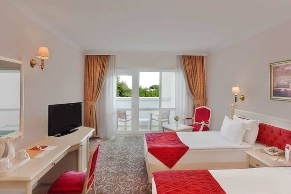 Doppelzimmer im Kremlin Palace Hotel mit zwei Betten, Schreibtisch, Fernseher und Balkon