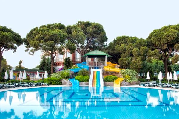 Außenbereich des Kreml Palace Hotels mit Swimmingpool und Wasserrutschen