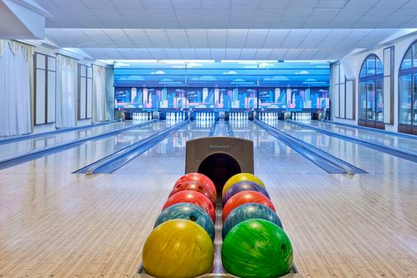 Bowlinghalle im Kremlin Palace mit Bowlingkugeln und Bahnen im Hintergrund.