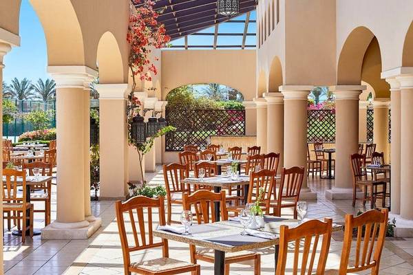 Restaurantbereich des Jaz Mirabel Beach Hotels mit freien Tischen und Stühlen unter einem Dach.