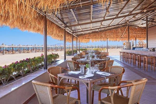 Terrasse des Jaz Mirabel Beach Hotels mit Blick auf den Strand und das Meer