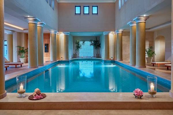 Indoor-Pool im Jaz Mirabel Beach Hotel mit Säulen, Lounge-Bereich und Kerzen