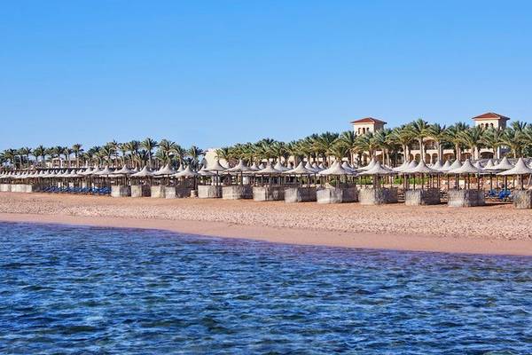 Strand mit Sonnenschirmen und Jaz Mirabel Beach Hotel im Hintergrund