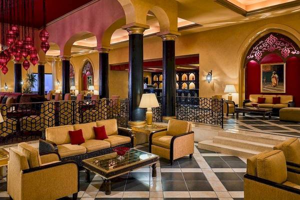 Lobby des Jaz Mirabel Beach Hotels mit Sofas, Lampen und dekorativen Elementen.