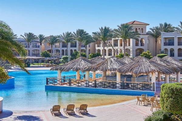 Außenbereich des Jaz Mirabel Beach Resorts mit Swimmingpool, Sonnenliegen und Pavillons
