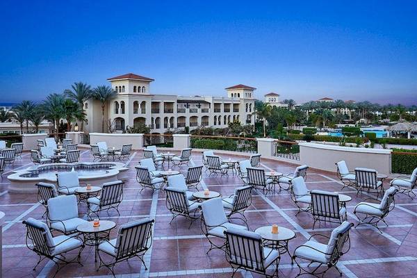 Außenbereich des Jaz Mirabel Beach Hotels mit vielen weißen Stühlen und Tischen.