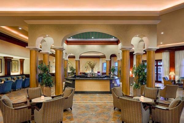 Lobby des Jaz Mirabel Beach Hotels mit Sitzgelegenheiten und Rezeptionstresen.