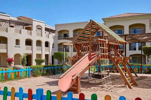 Kinderspielplatz im Jaz Mirabel Beach Hotel mit Rutsche und Klettergerüst.