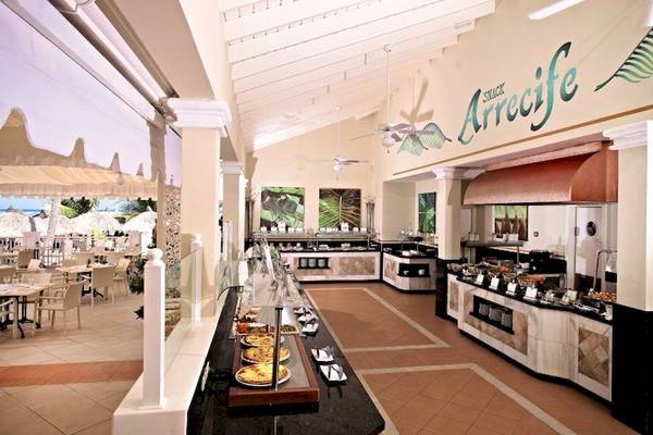 Innenansicht des Buffets im Hotel Bahia Principe Luxury Esmeralda mit diversen Speisen und Sitzgelegenheiten.