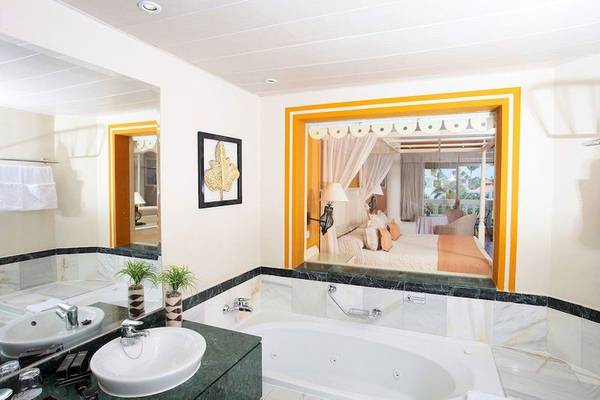 Badezimmer mit Whirlpool und Spiegel im Bahia Principe Luxury Esmeralda Hotel