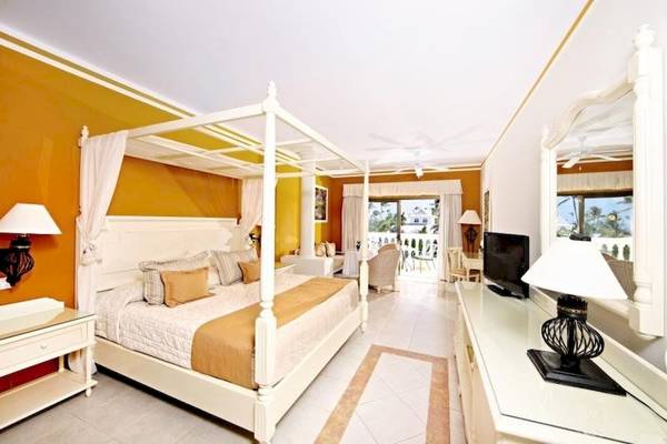 Schlafzimmer mit Baldachin-Bett im Bahia Principe Luxury Esmeralda Hotel