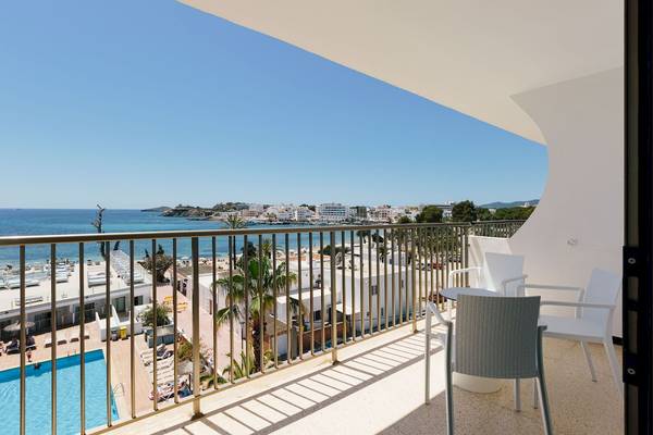 Balkonaussicht auf das Meer und den Strand vom Leonardo Royal Hotel Ibiza Santa Eulalia