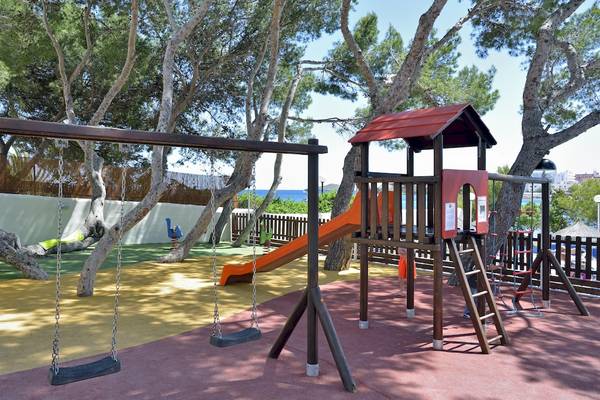 Spielplatz im Freien mit Schaukeln und Rutsche im Leonardo Royal Hotel Ibiza Santa Eulalia
