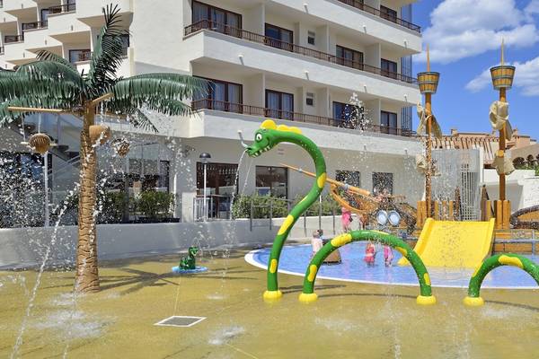 Wasserspielplatz vor dem Leonardo Royal Hotel Ibiza Santa Eulalia