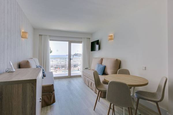 Zimmer im Leonardo Royal Hotel Ibiza Santa Eulalia mit Blick auf das Meer.