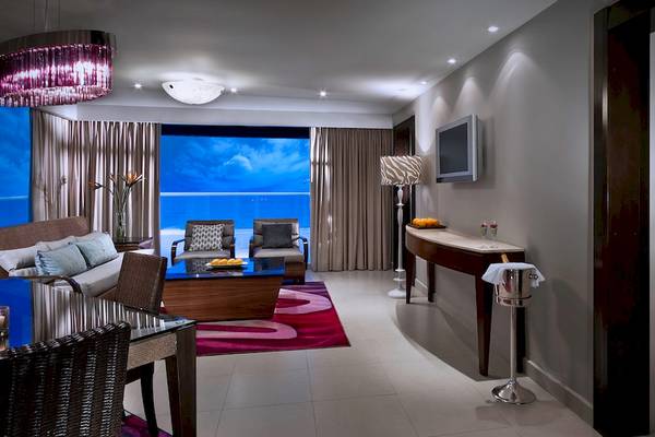 Innenansicht der Suite im Hard Rock Hotel Cancun mit Blick auf den Ozean.