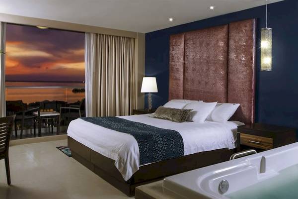 Suite im Hard Rock Hotel Cancun mit Jacuzzi und Ausblick auf den Ozean