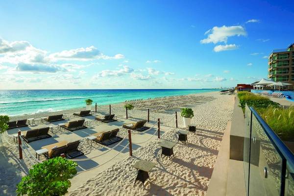 Hard Rock Hotel Cancun Strand mit Lounge-Stuhlen und Meerblick