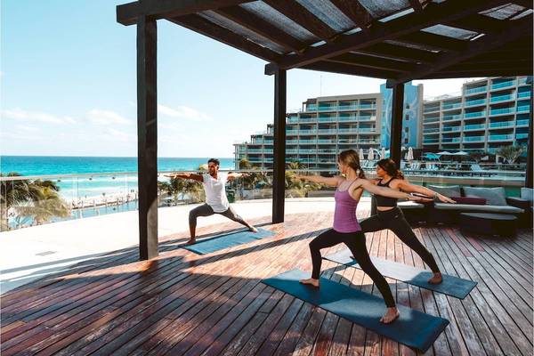 Yoga-Kurs auf der Hotelterrasse mit Meerblick im Hard Rock Hotel Cancun