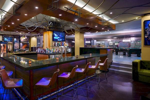 Innenansicht der Bar im Hard Rock Hotel Cancun mit Barhockern und Barcounter.