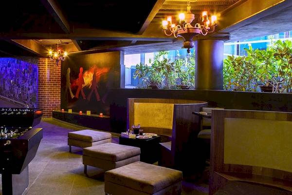 Loungebereich im Hard Rock Hotel Cancun mit Fusballtischen und Sofas.