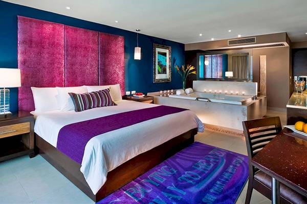 Suite im Hard Rock Hotel Cancun mit einem großen Bett und Badewanne