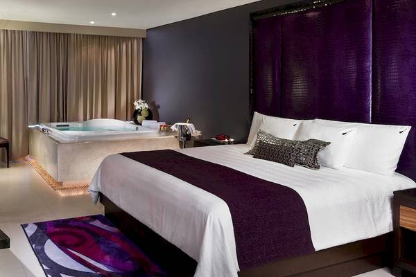 Suite im Hard Rock Hotel Cancun mit Whirlpool und Bett