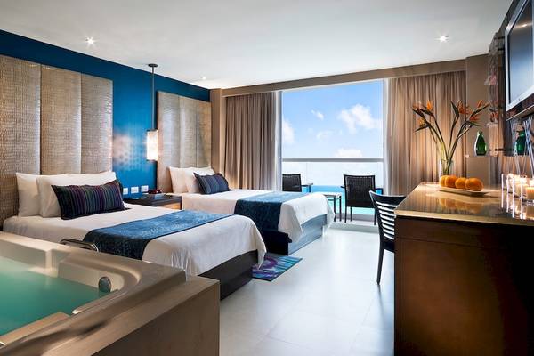 Suite im Hard Rock Hotel Cancun mit Jacuzzi und Meerblick.