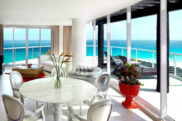 Suite im Hard Rock Hotel Cancun mit Blick auf den Ozean und modernen Möbeln.