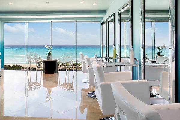 Innenansicht des Hard Rock Hotel Cancun mit Blick auf den Ozean.