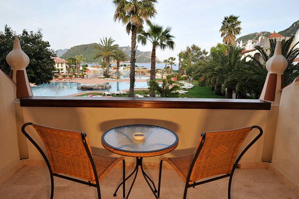 Terrasse mit Sitzgelegenheit und Ausblick auf das Meer im Marti Resort.