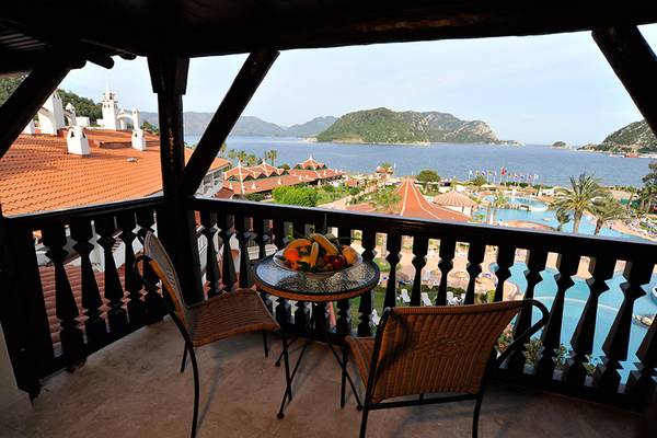 Aussicht von Balkon des Marti Resorts auf Meer und Pool mit Früchten auf Tisch