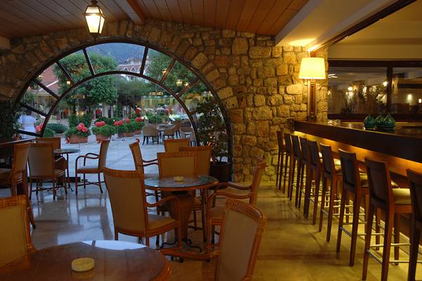 Innenbereich des Marti Resorts mit Tischen, Stühlen und einer Bar.