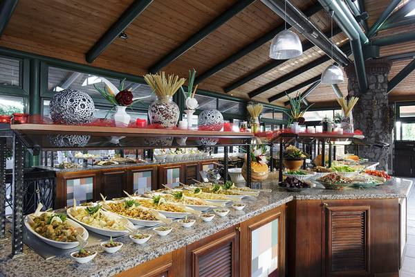 Buffet im Marti Resort mit verschiedenen Gerichten und Dekorationen.