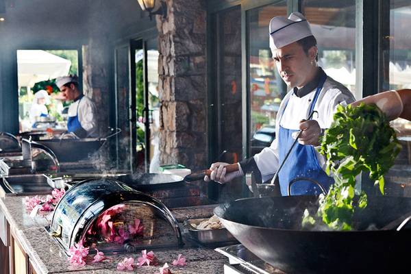 Koche im Marti Resort kochen woks mit blumen und gemuse