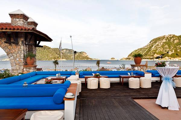 Terrasse des Marti Resorts mit Blick auf das Meer und blauen Sofas.