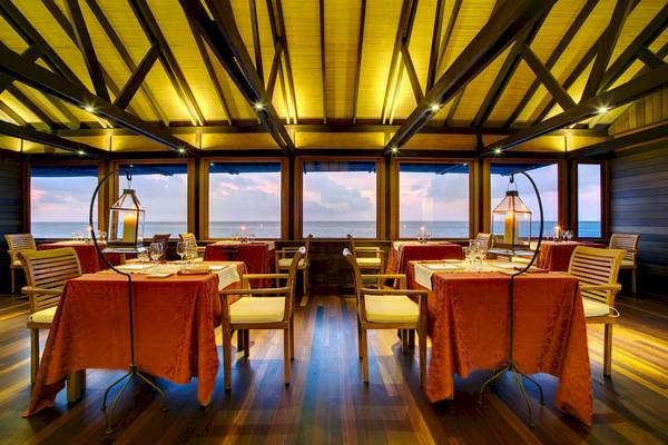 Innenraum des Restaurants im Gangehi Island Resort mit Blick auf den Ozean