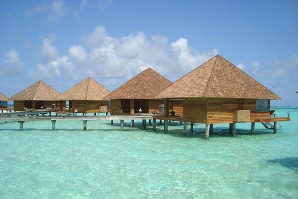 Gangehi Island Resort: Vier ueberwasser liegende Holzhutten