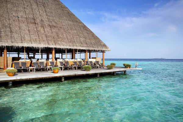 Außenterrasse des Gangehi Island Resorts mit Blick auf das Meer
