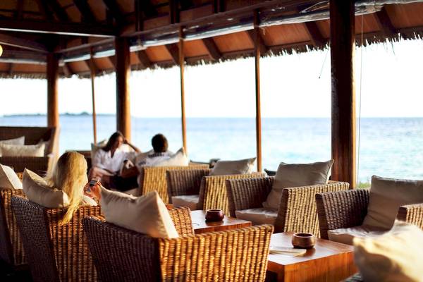 Gäste im Hotelrestaurant von Gangehi Island Resort mit Blick auf das Meer