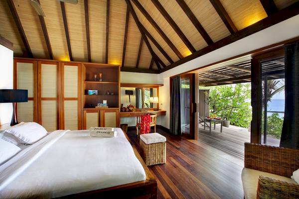 Schlafzimmer im Gangehi Island Resort mit Blick auf den Ozean.