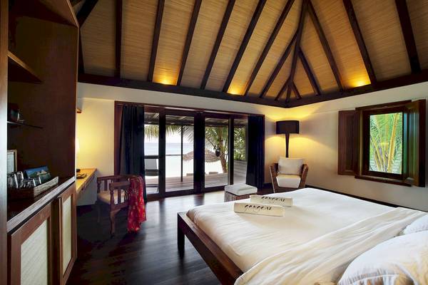 Schlafzimmer im Gangehi Island Resort mit Blick auf das Meer und einer Terrasse.