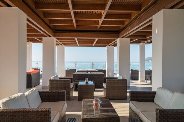 Loungebereich des Galaxy Beach Resorts mit Blick auf das Meer.