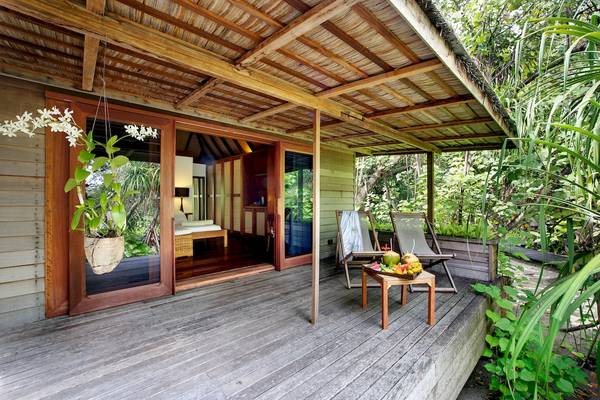 Holzterrasse des Gangehi Island Resorts mit Blick auf den Dschungel