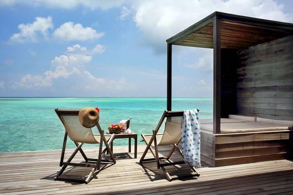 Terrasse mit Liegestühlen und Blick auf das Meer im Gangehi Island Resort