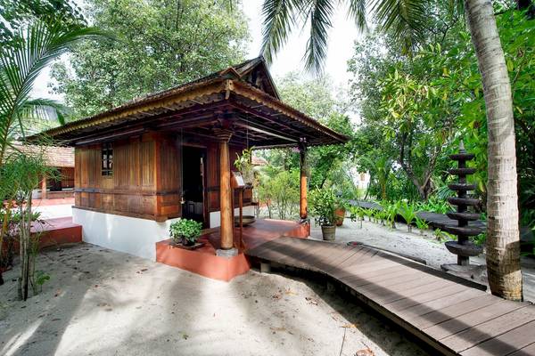 Gangehi Island Resort Bungalow inmitten des Dschungels mit hölzernem Steg zur Tür