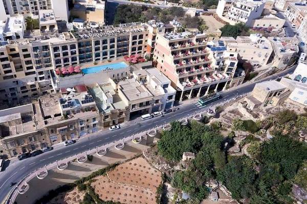Oberflaechenansicht des Grand Hotel Gozo mit Swimmingpool und umliegenden Gebaeuden