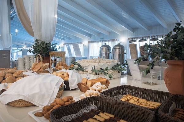 Frühstücksbuffet im Galaxy Beach Resort mit verschiedenen Brotsorten, Gebäck und Getränken.
