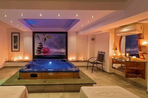 Wellnessbereich im Grand Hotel Gozo mit einem großen Whirlpool und entspannender Atmosphäre.