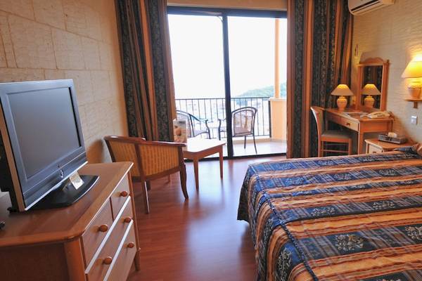 Zimmer im Grand Hotel Gozo mit Blick auf den Balkon und das Meer